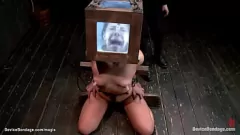 Reproducir La esclava morena Ashli ​​Orion dominada y cubierta por lesbianas en una esclavitud extrema en una mazmorra