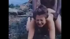 Reproduzir ELA GOSTA DE SER FODIDA SÓ ​​PELAS COSTAS QUANDO SE SEXO NA ALEMANHA COM UMA GORDURA FODIDA NO CAMPO