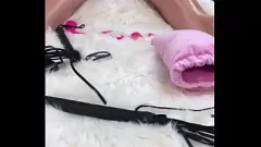 Oynat Bu amatöre, sıkı amını ve göt deliğini cam bir yapay penisle becermeden önce şehvetli bir vücut yağı masajı yaparken, zevkten çığlık atmasını sağlarken nihai zevki yaşayın.