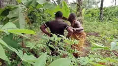 Jouer Une MILF sensuelle en ébène se fait baiser la chatte par un agent foncier en chaleur lors d'une action de levrette en plein air en public