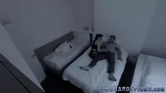 تشغيل فاتنة بريطانية محبرة بزاز كبيرة ونظارات تعطي اللسان المتشددين على كاميرا التجسس