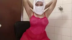 Abspielen Heiße arabische Bi-Schlampe im Niqab spritzt hart vor der Webcam - Sexy Squirter-Orgasmus