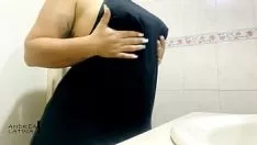 Reproduzir A ninfomaníaca se masturba muito com a pia