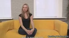 Reproduzir Ela tem seios uma menina e adora esperma em seu corpo