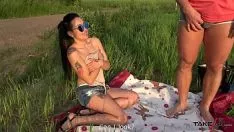 Abspielen Porno mit Bauern führt sie auf das Feld, wo sie ihre grüne Grasmuschi fickt