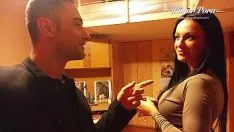 Oynat Bir kulüpte asılı bir esmer ile ev yapımı seks