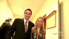 Oynat En güzel fahişeyle otele gider.