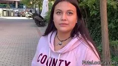 Odtwórz Latynoska nastolatka ruchana przez starszego mężczyznę