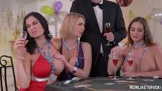 Oynat Üç silikon milfs mastürbasyon yapmak ve bir grupta becerdin almak