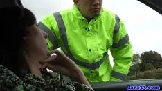Jouer Un policier arrête une femme avec une voiture