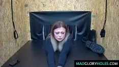 Afspelen Bindde deze jonge vrouw vast aan de tafel en neukte haar tot ze genoeg had van haar poesje