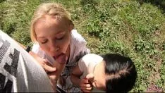 Abspielen Sex mit zwei Babys, die sie auf dem Feld lutschen