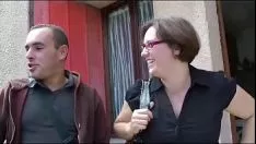 Le balai reçoit la bite de deux frères après son retour à la maison