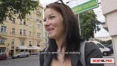 Abspielen Er machte sich auf die Suche nach einer Muschi und fand auf der Straße zufällig eine Frau, die Sex brauchte