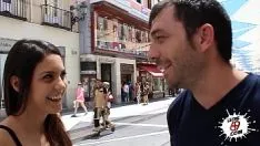 تشغيل الرئيس في مقهى يمارس الجنس مع رجل من الحارس حتى لا يتمكن من إغلاق المكان