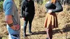 Abspielen Rundbrüstige Rothaarige wird von diesen Männern im Wald gefickt