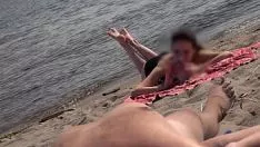 Oynat Romanya'da bir plajda, bu civciv amında kendini beceriyor