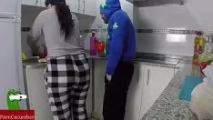 Afspelen De kok met grote kont zuigt pik in de keuken
