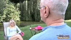 Abspielen Sie liegt auf dem Bauch und wird in ihren runden Arsch gefickt