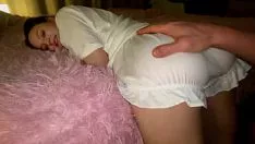 Abspielen Diese sehr unschuldige Frau sitzt auf ihrem Bauch, wenn sie von hinten gefickt wird