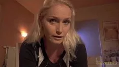 Afspelen Ze houdt ervan om aan pikken te zuigen in houdingen waarvan je je moeilijk kunt voorstellen dat er spelletjes zouden kunnen gebeuren