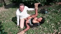 Jouer La donna nera che esce nella foresta con un amico per fare un gioco di sesso nell'aria