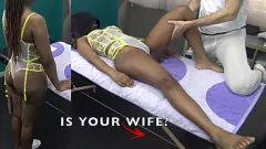 Oynat Siyah Masör Seksi İç Çamaşırlı Genç Müşterinin Siyah Vücuduna Karşı Koyamıyor