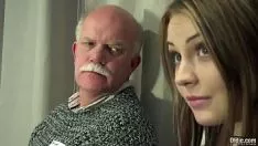 Jouer L'homme moustachu et plus âgé baise une femme magnifique