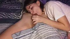 Abspielen Brünetter Teenager schluckt Sperma nach intensivem Deepthroat-Blowjob