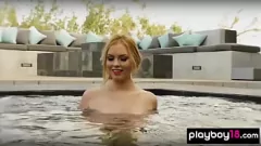 تشغيل الأزيز شقراء بيلي راين ندف بجانب حمام السباحة وكشف كس حلق