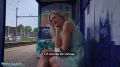 تشغيل وكيل عام يحصل على العلاقة الحميمة مع Big-Titted Blonde Lily Joy خلف محطة القطار