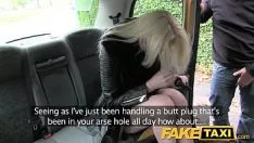 Abspielen Blondine mit kleinen Titten fährt Taxi und wird auf der Haube in den Arsch gefickt