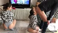 Reproduzir As moças foderam forte na bucetinha com um homem lindo e bom na cama