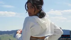 Afspelen Indiase MILF Angel Constance stript buiten en vermaakt zichzelf met een slang
