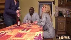 Afspelen Rijpe nymfomane neukt goed na het drinken van een glas champagne met twee mannen