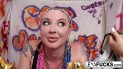 Jouer XXX Creampie anale interrazziale e mangime per polli di Leya Falcon!