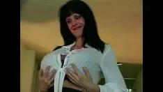 Jouer Vidéos porno Delia se fait baiser entre ses gros seins