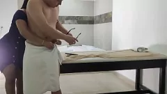 Reproducir Masajista latina MILF hace una intensa garganta profunda y beso negro