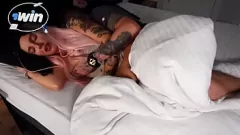 Reproduzir Gata tatuada fica áspera e cremosa com o grande pau do marido