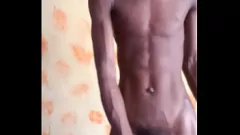 Jouer Hung Mandigo Stud sfoggia il suo cazzo mostruoso