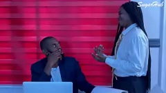 Abspielen Big Nigerian Boss gibt mit seinem massiven Schwanz eine raue Hundereiterfahrt