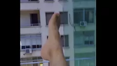Reproducir Vecino loco expuesto: el voyeur desnudo muestra los pies y el culo en la ventana