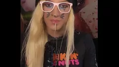 Redare Guster Solo Play: Blonda Teen se udă și sălbatică cu propriile sucuri în timp ce este închisă în castitate