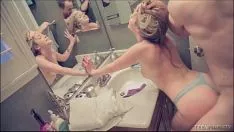Abspielen er langweilt sich und hat starken Sex im Badezimmer