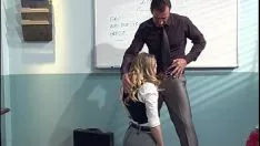 Jouer Ha una fantasia con il suo professore e vuole essere penetrata sulla sedia