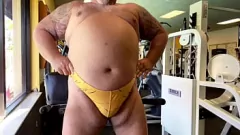 Jouer Muscle Bear Grandpa déchaîne la grosse bite dans le gymnase