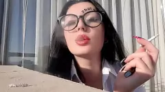 Reproduzir Sexy Mistress Nika fumando fetiche: brincar de cigarro, sopro de fumaça e boliche de cinzas