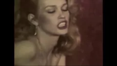 Reproducir Trío de lesbianas peludas en Retro London: una fiesta peluda de coño