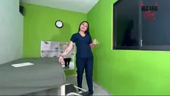 Redare Lesbienele latine sultrice împărtășesc un dildo în public