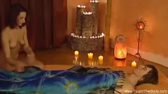 Afspelen Oilmassage wordt intiem: Desi Milf en White Lover